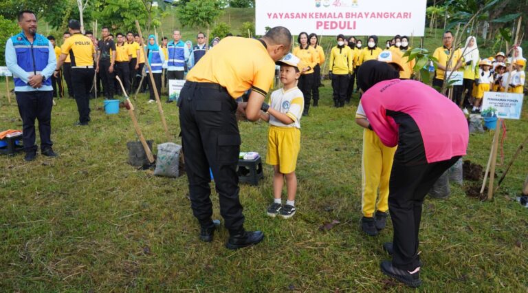 Polresta Malang Kota dan Bhayangkari Ajak Anak TK Cintai Lingkungan Lewat Aksi Tanam 250 Pohon