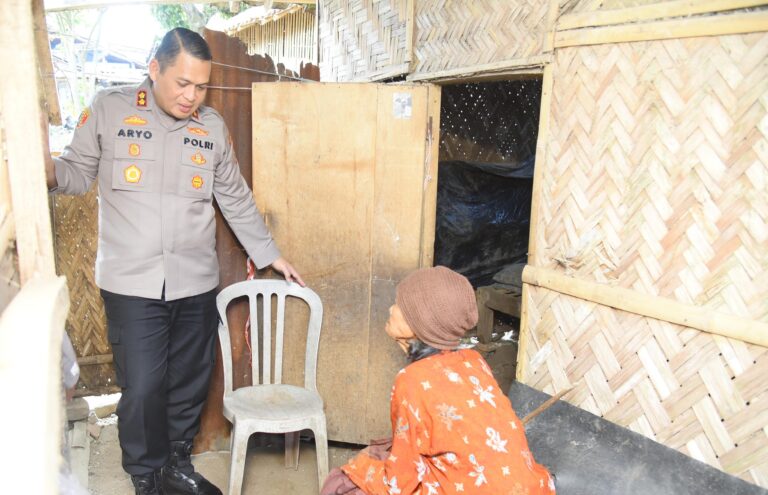 Polri Peduli: Polres Bondowoso Santuni Nenek Sebatangkara