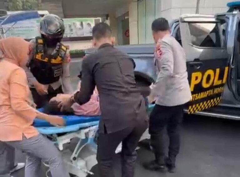 Respons Cepat! Tim Patroli Perintis Evakuasi Korban Wanita Paruh Baya Terkapar Akibat Laka Lantas