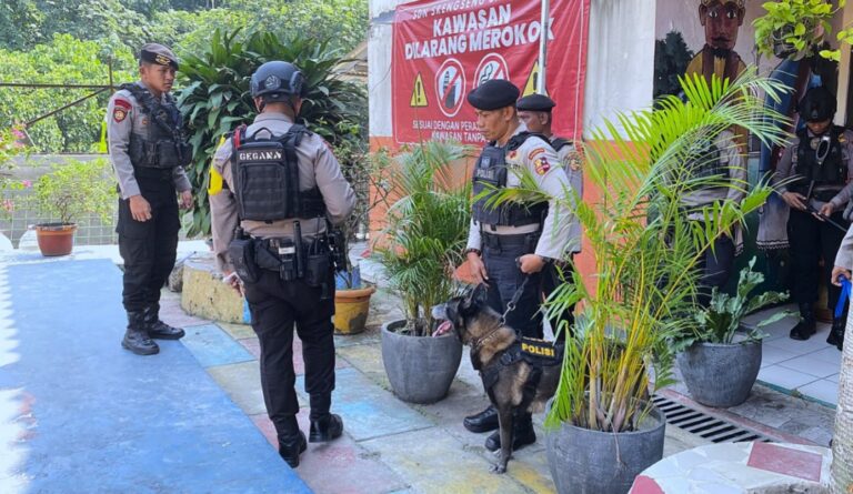 Tim K-9 Ditpolsatwa Sterilisasi SDN Srengseng Sawah 15 Jaksel Usai Ancaman Bom, Lokasi Dipastikan Aman
