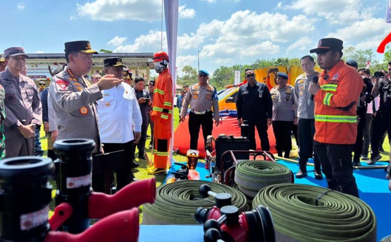Tinjau Kesiapan dan Serahkan Peralatan, Kapolri Instruksikan Optimalkan Penanganan Karhutla di Riau