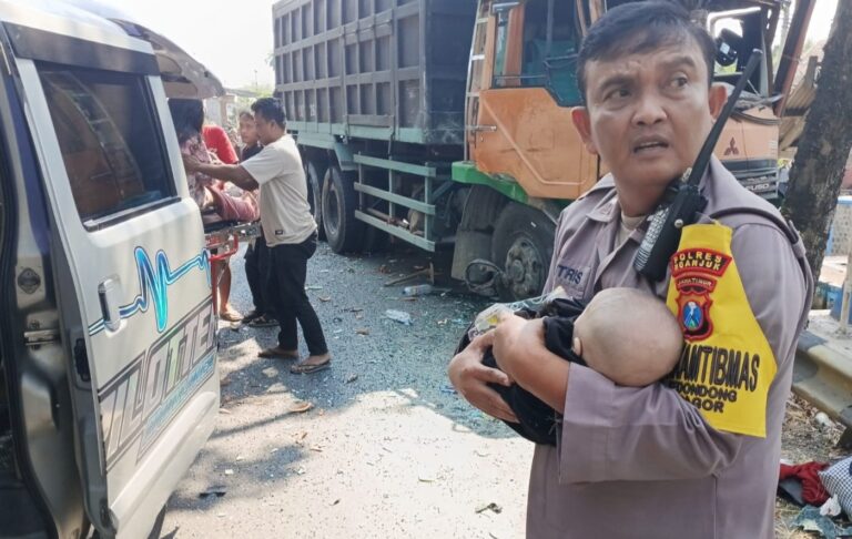 Tuai Pujian Warganet, Aksi Heroik Bhabinkamtibmas Polsek Bagor Selamatkan Bayi Korban Kecelakaan Bus di Nganjuk
