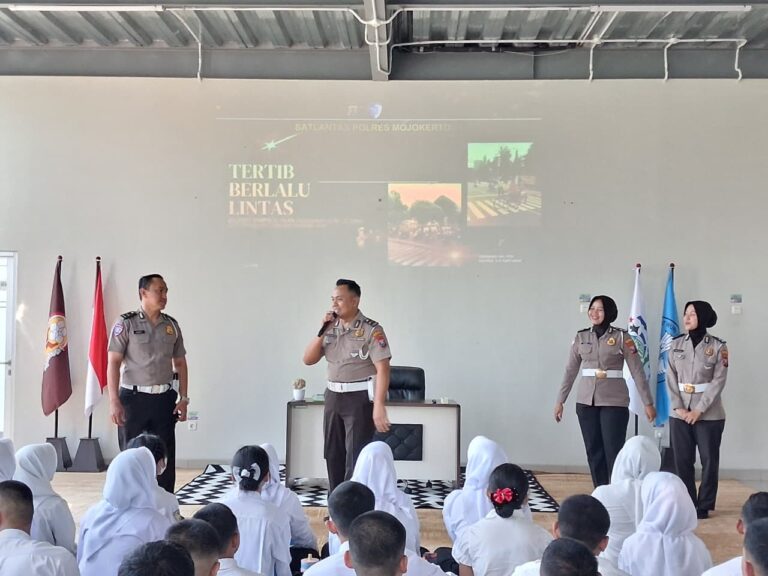 Polres Mojokerto Edukasi Pelajar Tanamkan Budaya Tertib Lalu Lintas dan Cegah Perundungan