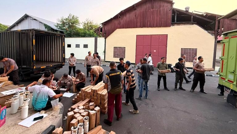 Polri Kirim Bantuan Logistik dan Oksigen untuk Dukung Penanganan Karhutla di Sejumlah Wilayah
