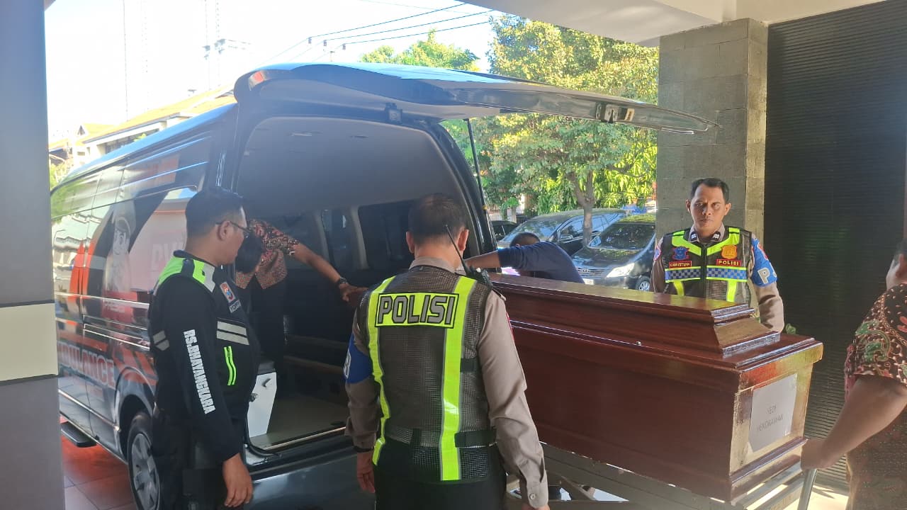 DVI Polda Jatim Serahkan Jenazah Kelima Korban KM Mutiara Sentosa II
