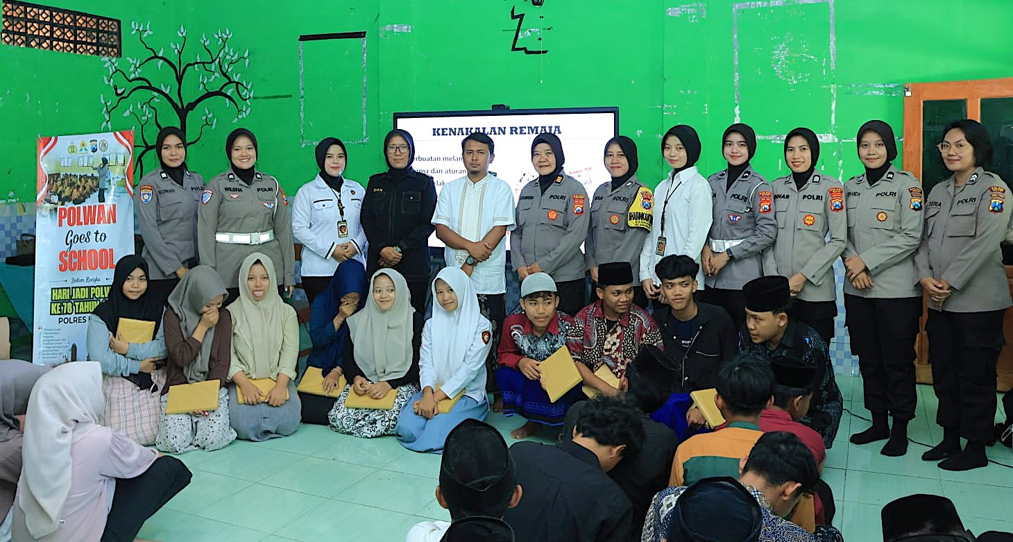 Sambut Hari Jadi ke-78, Polwan Polres Ngawi Edukasi Santri Cegah Kenakalan Remaja