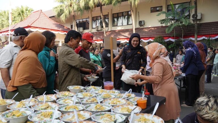 Polresta Malang Kota Gelar Makan Bersama dan Pemeriksaan Kesehatan Gratis, Perkuat Pelayanan untuk Masyarakat
