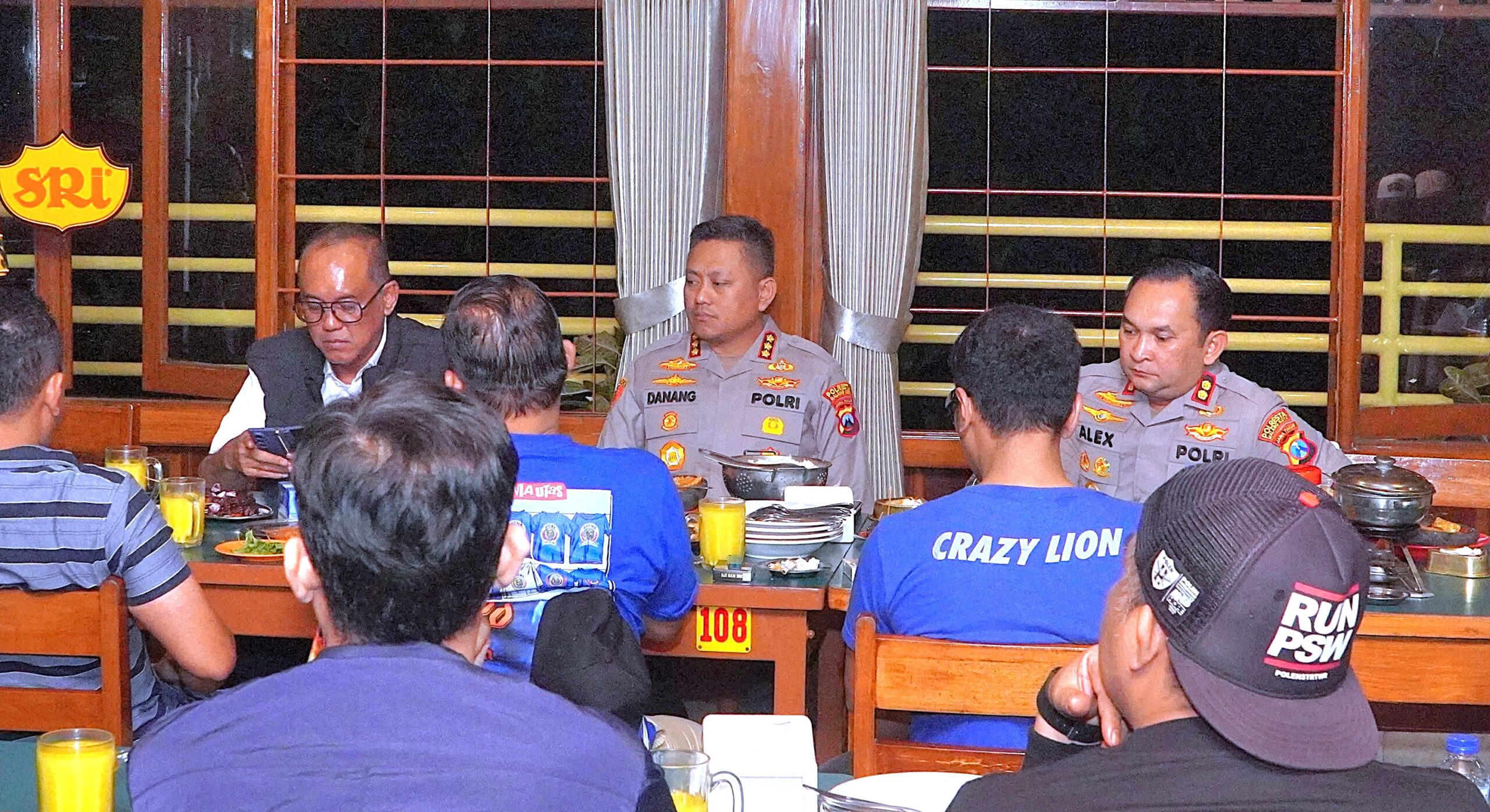 Tepati Janji Rawat Kedamaian Sepak Bola, Kapolresta Malang Kota Bersama Polda Jatim Pertemukan Aremania dan Bonek di Pasuaruan