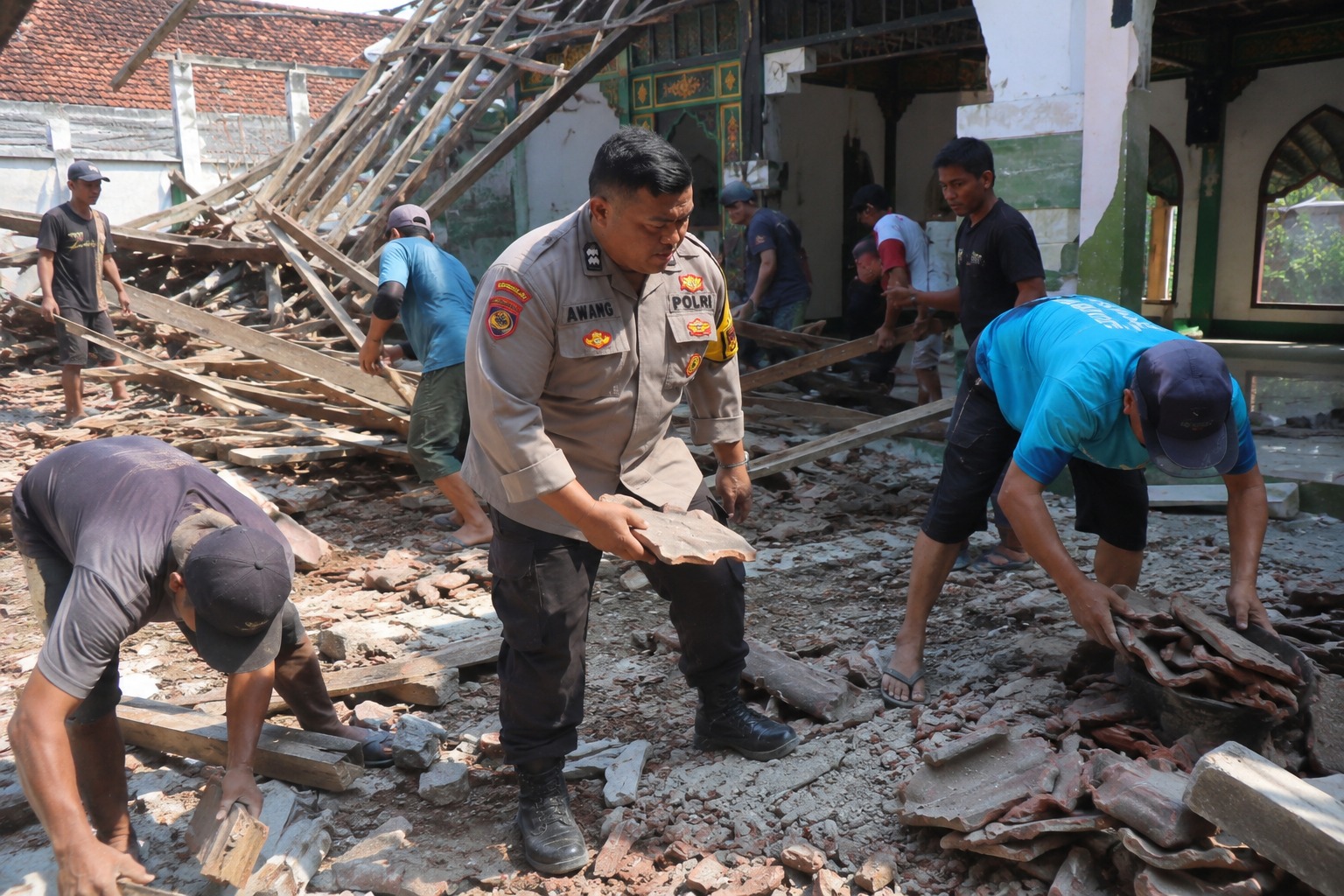 Pak Bhabin Peduli Tempat Ibadah, Aiptu Awang Ajak Warga Gotong Royong Bersihkan Material dan Mengamankan Barang Milik Masjid Al Islah yang Atapnya Ambruk