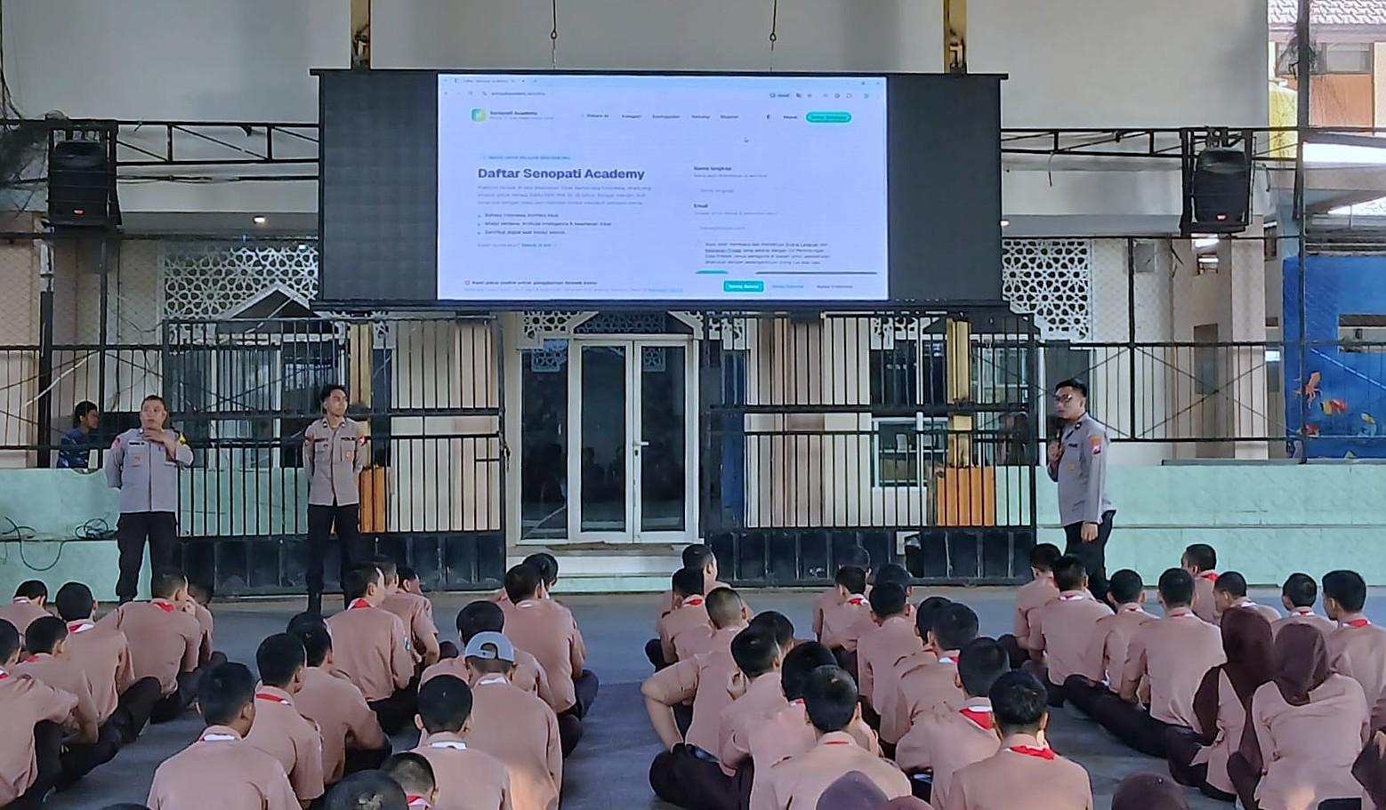 Pak Bhabin Polresta Malang Kota Dampingi Tim SDM Sosialisasi Pemahaman AI ke Siswa & Guru SMKN 6 Malang