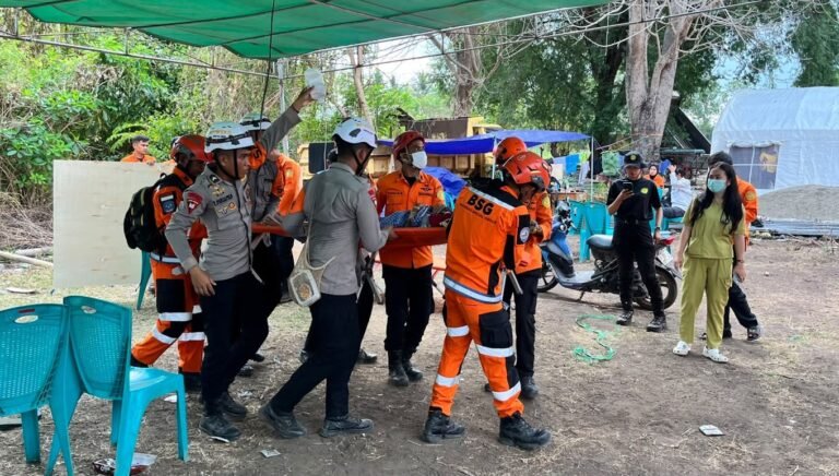 Personel Korbrimob Polri Terus Bergerak, Evakuasi Korban dan Penuhi Kebutuhan Warga Terdampak Gempa