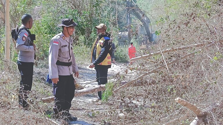 Personel Polri Buka Akses Jalan Terdampak Longsor Menuju Dusun Nitung di Palue