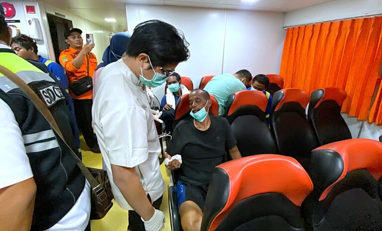 Polda Jatim Terjunkan 30 Personel SAR Polairud dan Almatsus, Evakuasi Korban KMP Mutiara Sentosa 2