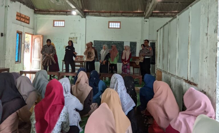 Polwan Polres Ngawi Gandeng Da'i Kamtibmas Edukasi Santri Cegah Perilaku Kekerasan