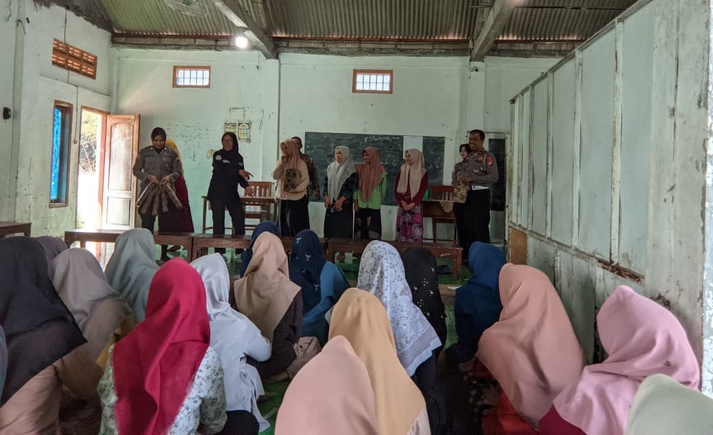 Polwan Polres Ngawi Gandeng Da'i Kamtibmas Edukasi Santri Cegah Perilaku Kekerasan