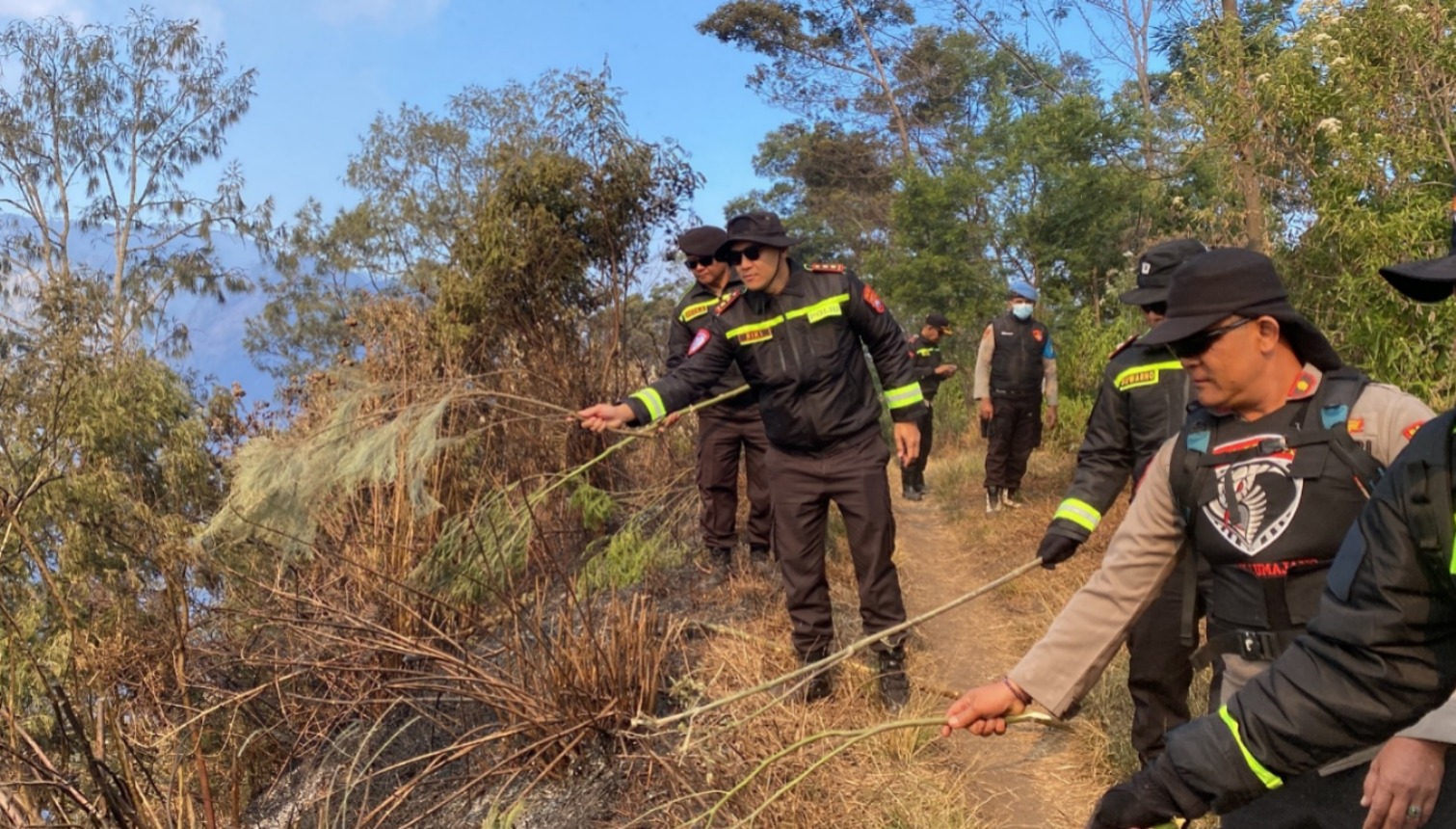 Kondisi vegetasi yang cukup kering membuat potensi perambatan api tetap harus diwaspadai. Karena itu patroli, monitoring, serta penyekatan akan terus dilakukan secara berkala,