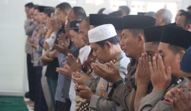 Polres Pasuruan Gelar Salat Ghaib dan Doa Bersama untuk Korban Kecelakaan Lalu Lintas