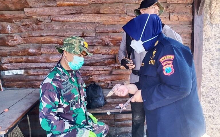 Polres Malang Libatkan Tim Dokkes, Menjaga Napas Para Penjinak Api Karhutla di Lereng Bromo