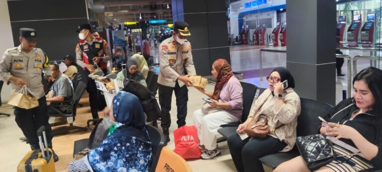 Polresta Bandara Soetta bersama Otoritas Bandara Berbagi Snack dan Minuman Gratis di Terminal 2