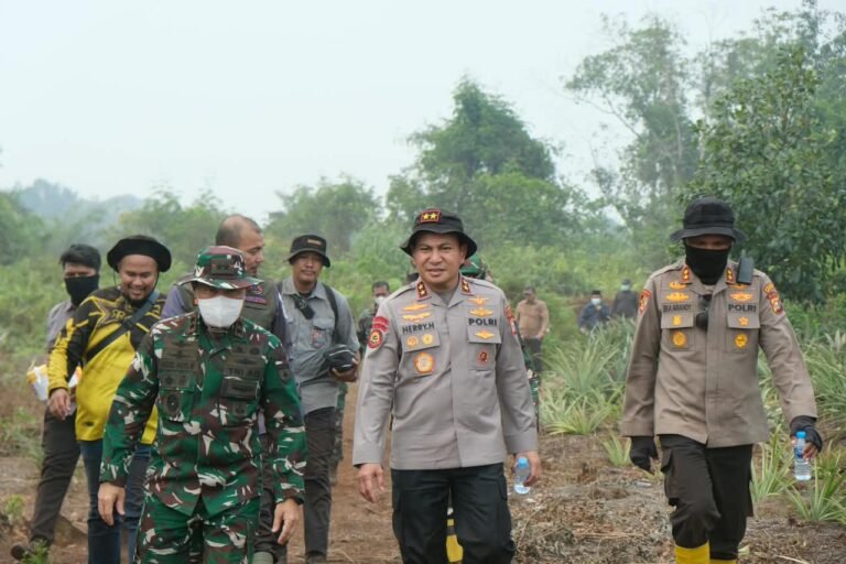 Kapolda Riau dan Pangdam Tinjau Karhutla di Inhu, Gelar Salat Istisqa Memohon Hujan