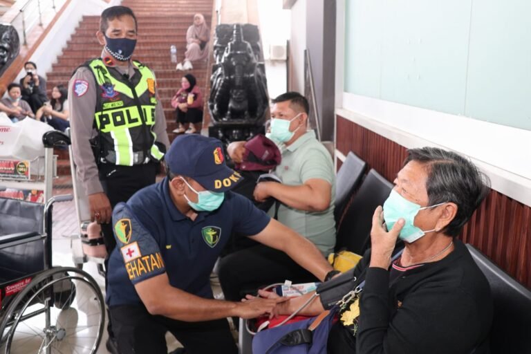 Polresta Bandara Soetta Beri Layanan Kesehatan dan Masker Gratis untuk Penumpang Pesawat yang Tertunda Akibat Erupsi Anak Krakatau