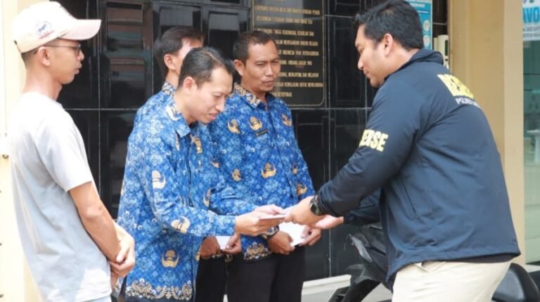 Polres Lamongan Beri Penghargaan Empat Warga yang Gagalkan Curanmor di Puskesmas Deket