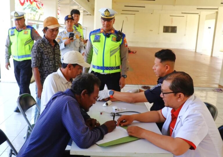 Cegah Kecelakaan, Polres Pelabuhan Tanjung Perak Gelar Ramp Check Bus Peziarah di Sunan Ampel