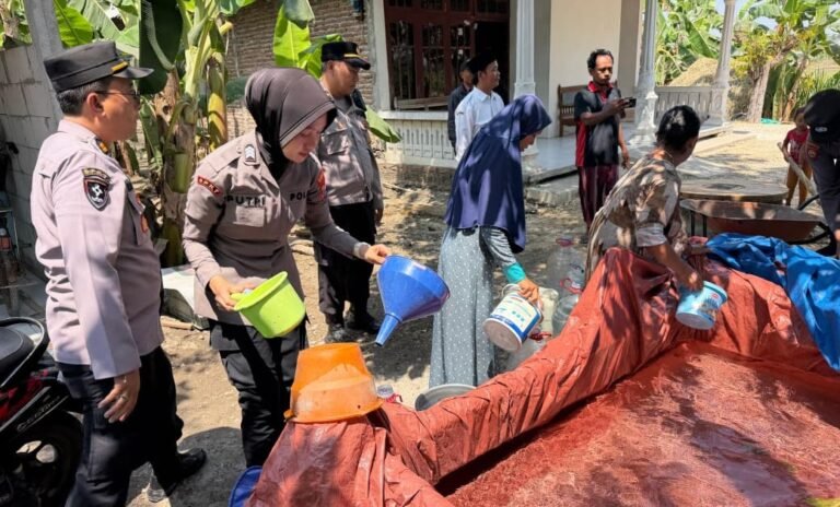 Tanggap Darurat Kekeringan, Polres Bojonegoro Pasok Air Bersih ke Kecamatan Dander