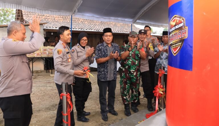 Atasi Kekeringan, Polres Ngawi Bangun Sumur Bor Presisi dan Bagikan Bansos di Kasreman