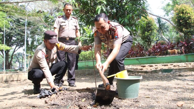 “Green Policing” di Taman Singha Merjosari, Kapolresta Danang dan Wakapolresta Alex Tanam Enam Bibit Pohon