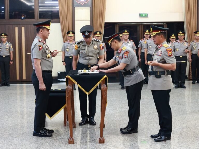 Kapolri Pimpin Sertijab Kakorlantas dan Tiga Kapolda di Mabes Polri
