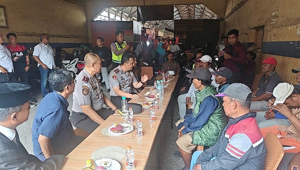 Cangkrukan Kamtibmas, Kapolres Pelabuhan Tanjung Perak Serap Aspirasi Pekerja Pasar Pabean