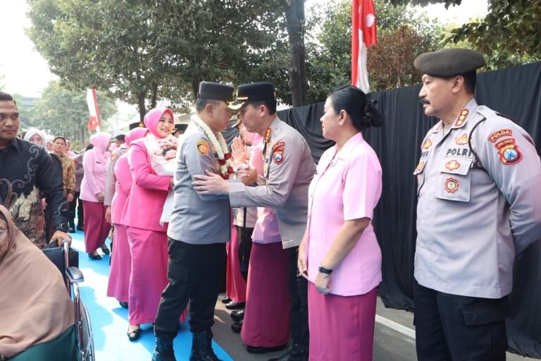 Disambut Pedang Pora dan Atraksi Budaya, Irjen Pol Dekananto Eko Purwono Resmi Pimpin Polda Jatim