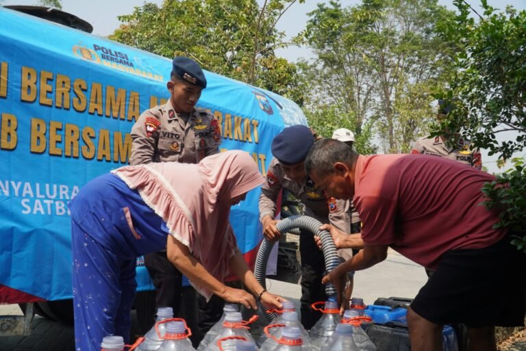 Brimob Polda Jatim Salurkan 40 Ribu Liter Air Bersih untuk Warga Gresik dan Sidoarjo