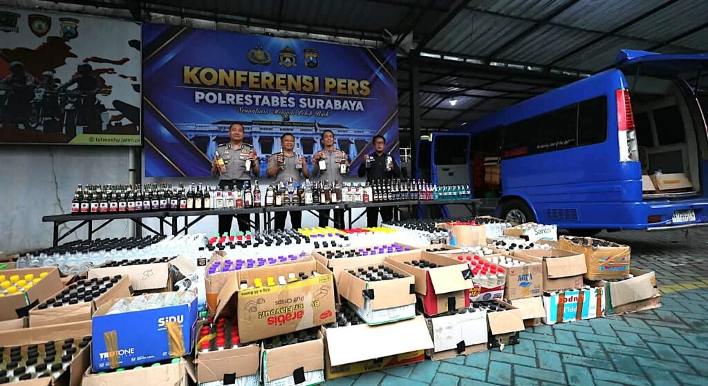 Gelar Operasi KRYD, Polrestabes Surabaya Sita 5.385 Botol Miras Ilegal
