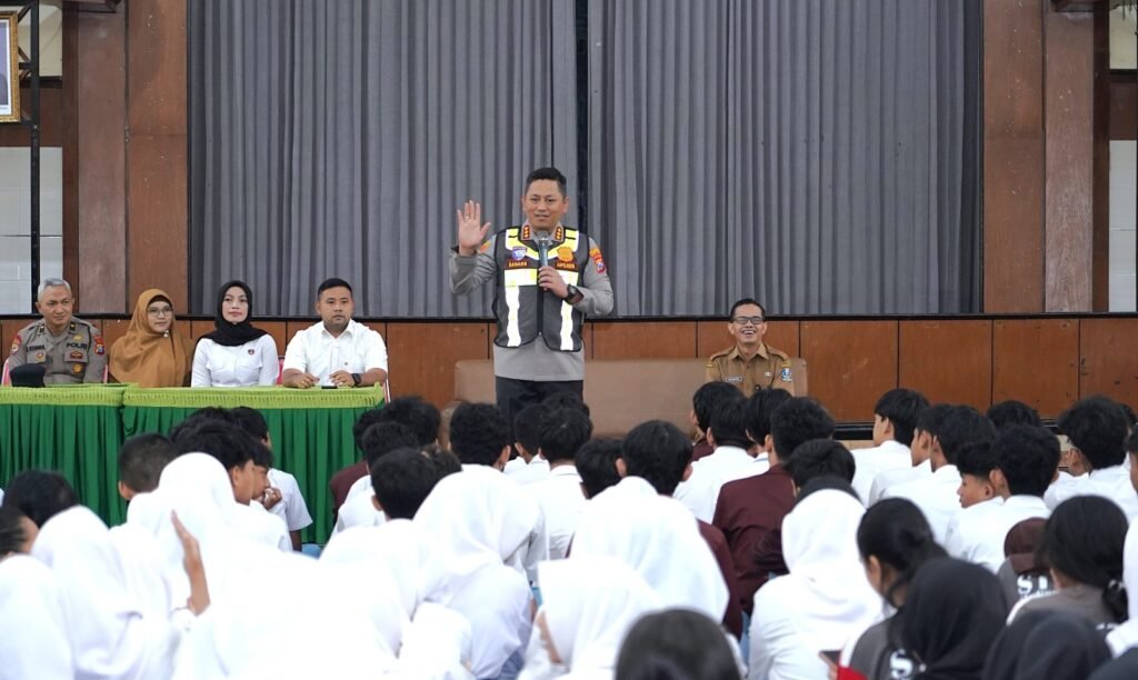 Polisi Jogo Sekolah: Polresta Malang Kota Edukasi Pelajar Bentengi Generasi Muda dari Narkoba dan Bullying