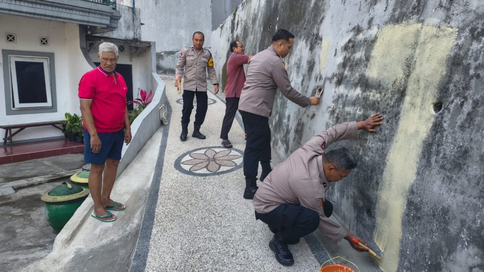 Sambut HUT ke-81 RI dan Gerakan Indonesia ASRI, Polresta Malang Kota dan Warga Gotong Royong Cat Tembok Gang Pemukiman