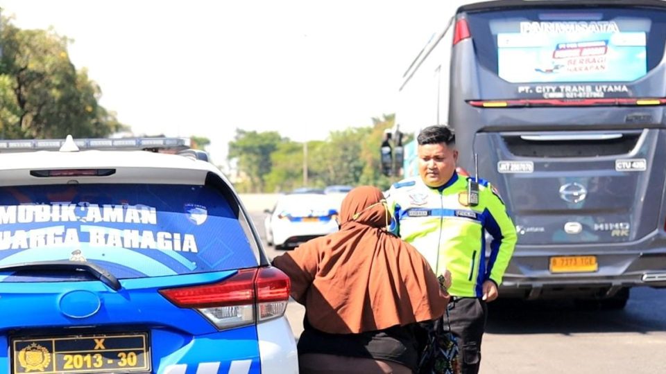 Aksi Heroik Satlantas Polres Gresik, Antarkan Pasutri Asal Situbondo yang Ketinggalan Bus Mudik