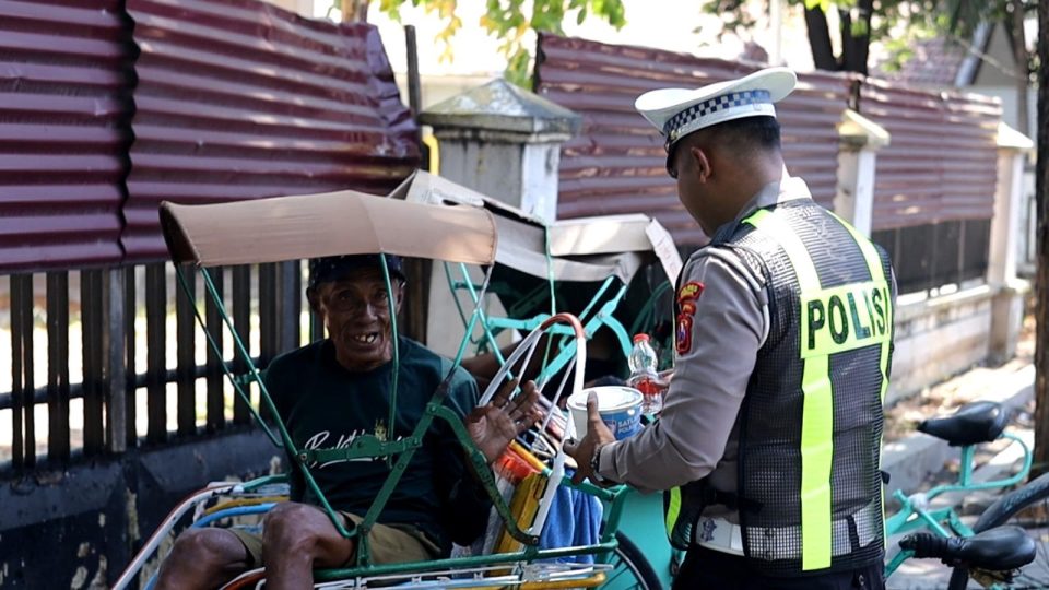 Berbagi tidak harus berlebih. Kadang, satu bungkus nasi saja sudah cukup untuk membuat hari seseoranglebih baik