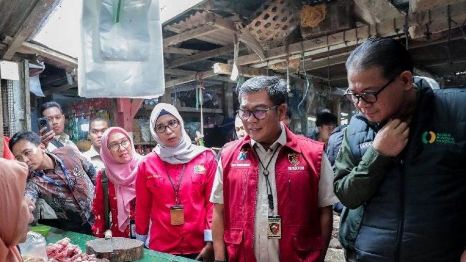 Berdasarkan hasil pengawasan di lapangan, harga jual di tingkat pasar masih stabil dan sesuai dengan Harga Eceran Tertinggi (HET)