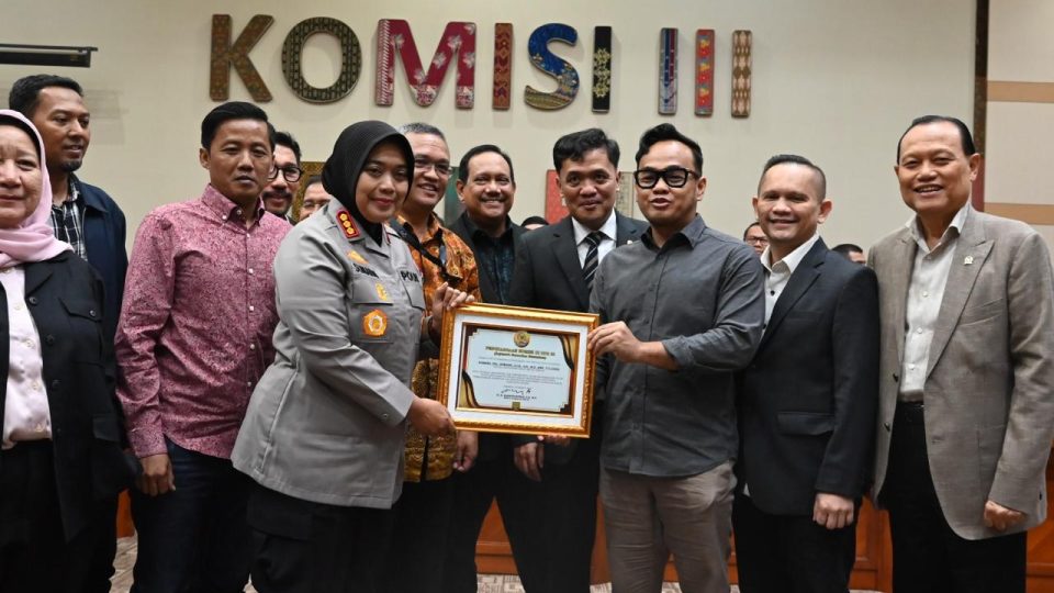 Berhasil Kawal Konflik Warga dan Pengembang dengan Damai, Komisi III DPR RI Beri Penghargaan ke Kapolres Metro Bekasi