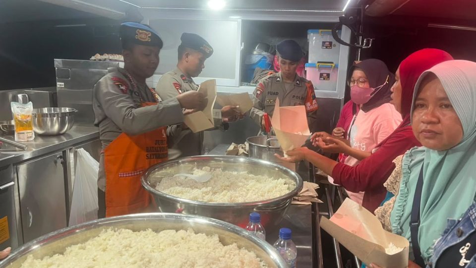 Brimob Polda Jatim Kerahkan Randurlap dan Water Treatment Pasok Makanan dan Air Bersih Pengungsi NTT