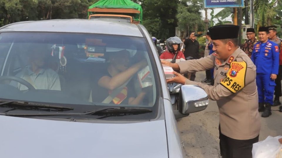 Cepat Dekat Bersahabat Polres Probolinggo Buka Layanan Samsat dan Sim Keliling Sambil Berbagi Takjil