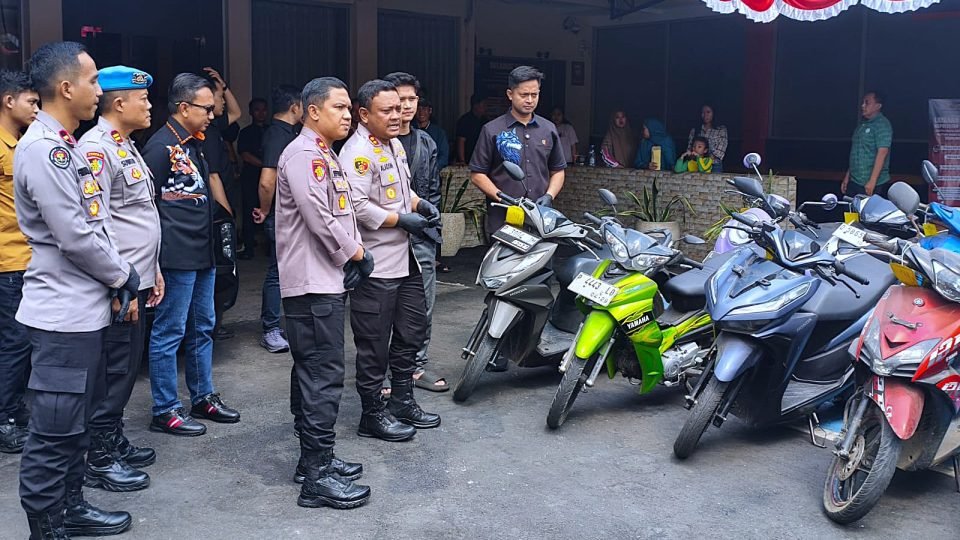 Dalam pengungkapan kasus curanmor, Polres Jember Polda Jatim sukses menggulung jaringan pelaku dengan meringkus 12 orang tersangka dari 5 perkara