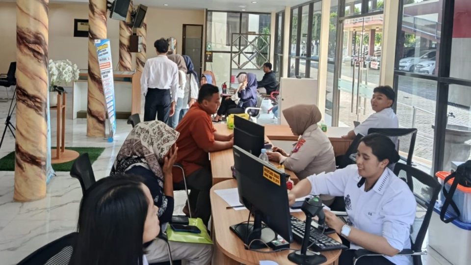 Dalam satu ruang berbagai pelayanan, di antaranya pelayanan identifikasi, bebas narkoba, Samsat, SPKT, serta pembuatan SKCK