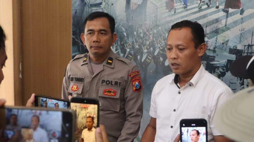 Dari tangan tersangka, Polisi menyita 24 paket sabu dengan berat total sekitar 200,06 gram serta 19 butir pil ekstasi