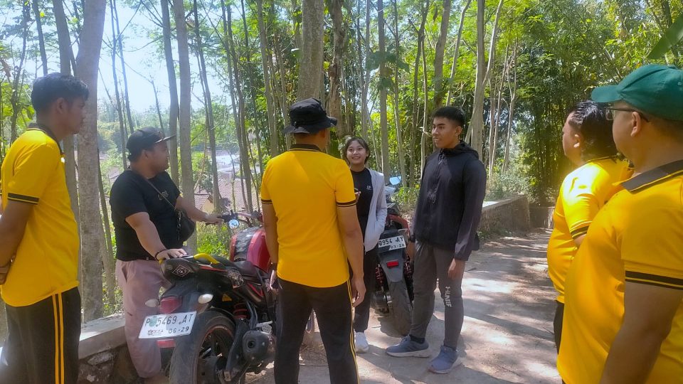 Dengan kerja sama yang solid, tim gabungan akhirnya menemukan kedua korban dalam kondisi selamat namun kelelahan