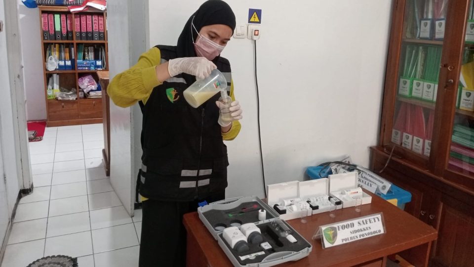 Dengan melibatkan Sidokkes, pemeriksaan dilakukan secara teliti dengan uji kimiawi pada makanan dan minuman