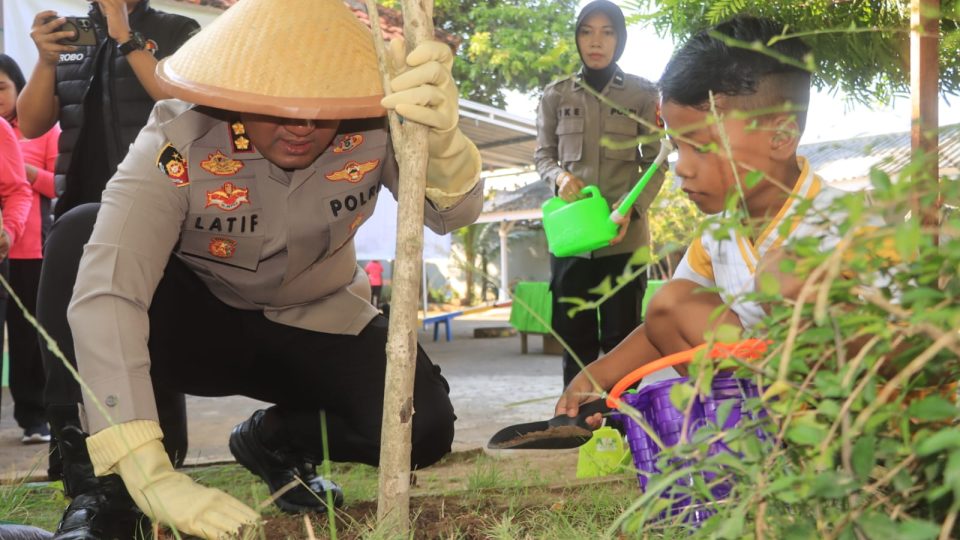 Gerakan Indonesia ASRI Polres Probolinggo Gelar Aksi Penghijauan Pulihkan Lahan Kritis