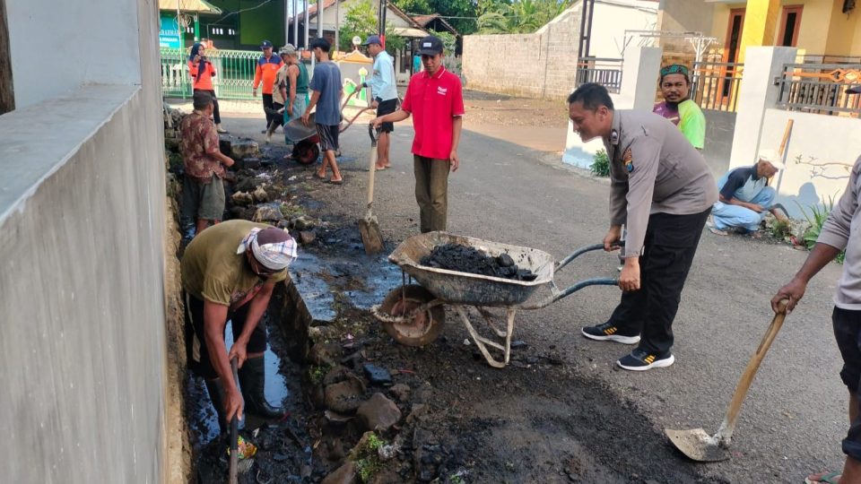 Gerakan kerja bakti bertajuk Gotku Resik, inisiatif dan kolaboratif dari Polres Probolinggo Kota melalui Polsek Wonoasih melibatkan unsur Tiga pilar dan warga setempat